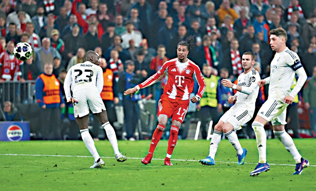 米高奧利斯（紅衫）射入金球埋齋。