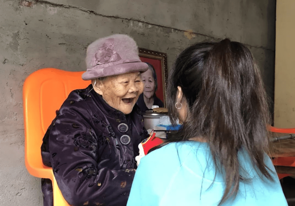 2022年1月，新春慰問行團隊前往海南探望李美金，婆婆見到義工們十分高興。 中國「慰安婦」問題研究中心