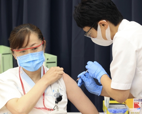 日本接種輝瑞新冠疫苗嚴重過敏個案增至3宗。AP資料圖片