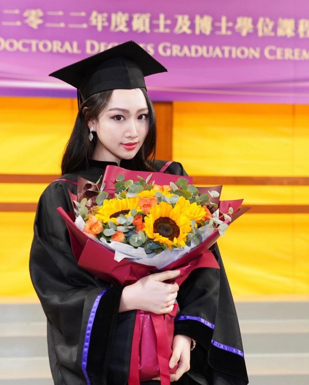 黃子桐畢業於香港大學，主修中文及犯罪學系，是一名女學霸。