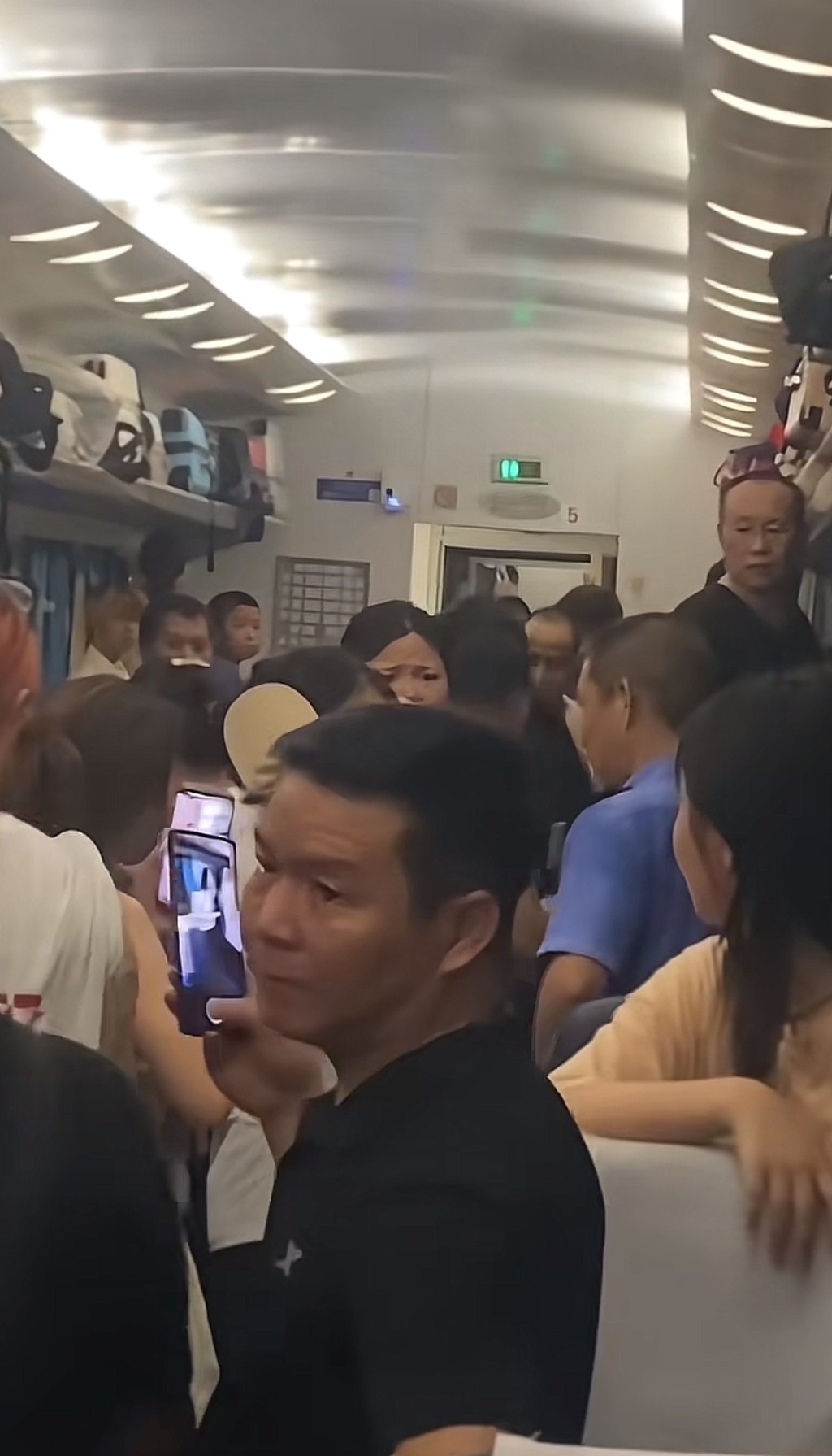 列車被撞脫軌浙江停運3小時悶熱難耐，乘客砸窗通風。抖音@億個達不劉_