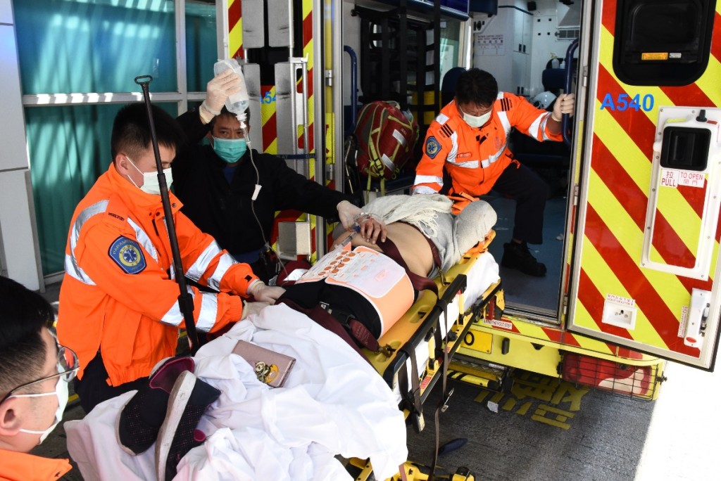 車禍中多名傷者送院，其中兩名女途人呈昏迷。