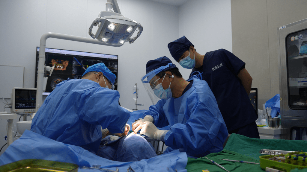 黎強指國內對醫生進行植牙手術有指導價格，若有牙科門診對外宣傳幾十元種牙便是虛假宣傳。