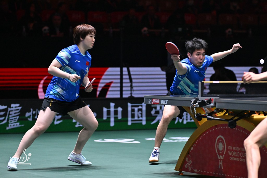 首盘混双即派出年轻主力林诗栋／蒯曼抢攻。这对新生代组合不负众望，以3：0（11：9、11：7、11：9）横扫瑞典的Kallberg兄妹档，为队伍赢得完美开局。ITTF图片