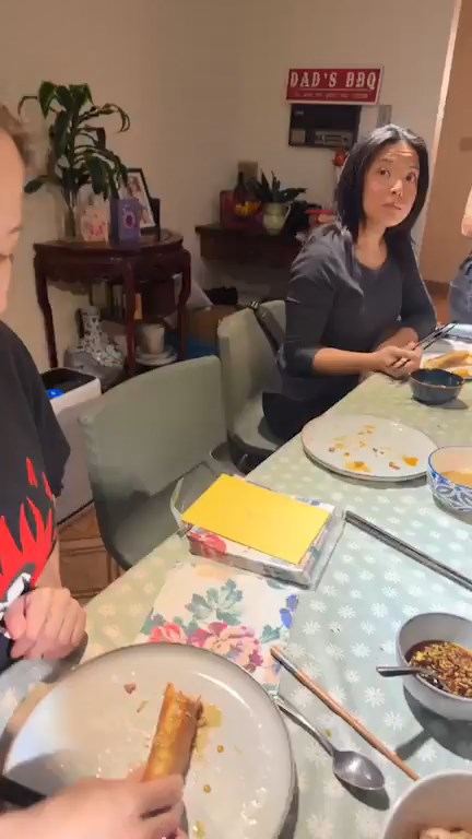 飯廳牆上掛著「DAD'S BBQ」的標誌，充滿家庭氣息。