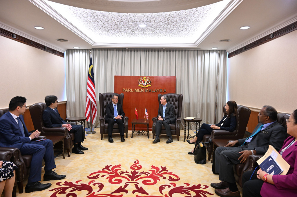 陳茂波與馬來西亞副總理兼種植業與原產部部長Fadillah Yusof會面。陳茂波網誌圖片
