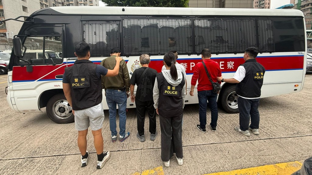 警破深水埗釣魚機賭檔 拘5男包括被通緝人士。警方圖片