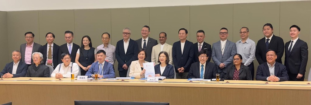 梁美芬教授率領七名立法會議員及十二名核心成員,前往政府總部向政制及內地事務局局長謝小華正式提交《就香港特別行政區經濟和社會發展第一個五年規劃——發展民間外交融入及服務國家大局建議書》。 梁美芬教授率領七名立法會議員及十二名核心成員,前往政府總部向政制及內地事務局局長謝小華正式提交《就香港特別行政區經濟和社會發展第一個五年規劃——發展民間外交融入及服務國家大局建議書》。