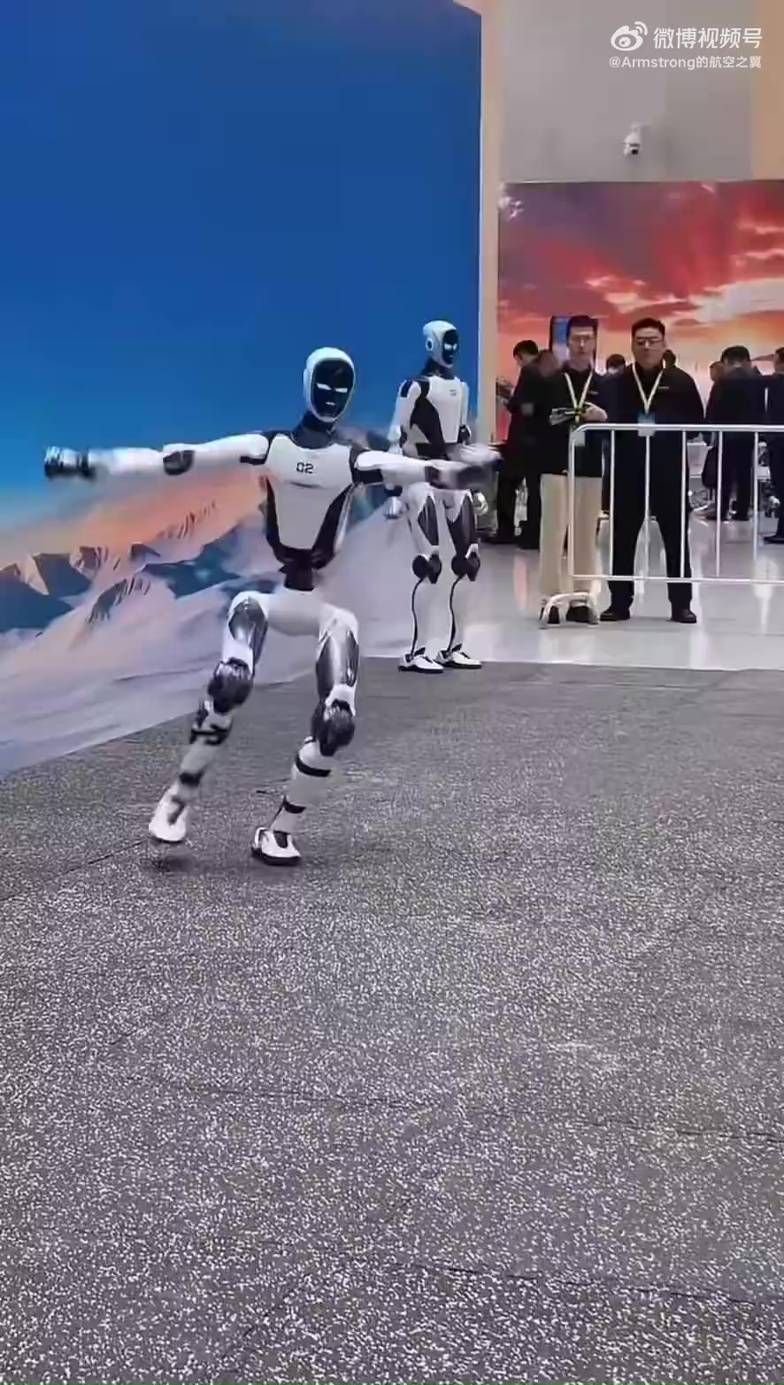 宇树H2-X机械人侧空翻失手断腿。 微博影片截图