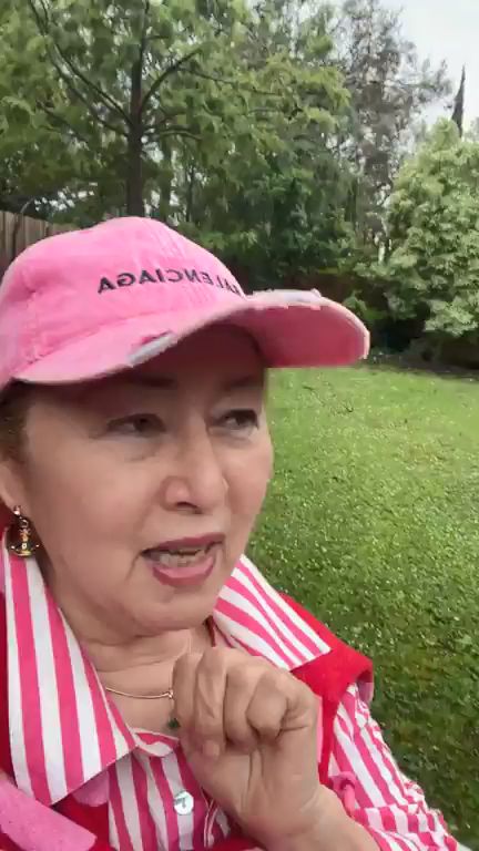 影片曝光了獨立屋背後大片平整的綠油油草坪，環境極其清幽雅緻。