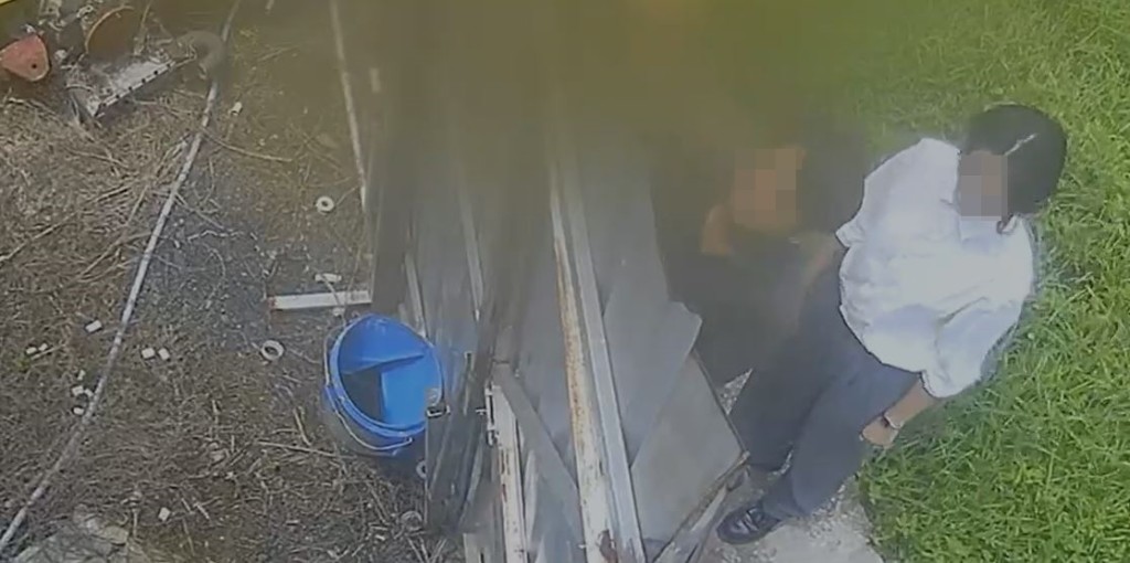一對男女潛入元朗一間收藏退役巴士的場地，被現場閉路電視拍下。