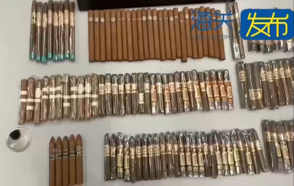 BB車內的紙尿褲被發現有150支雪茄。海關發布