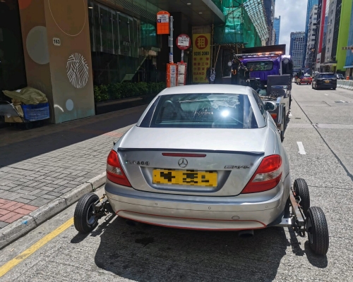 警方拖走阻街車輛。警方圖片