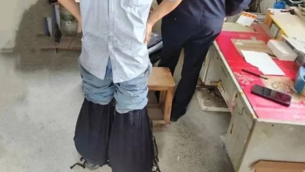 小周用特制裤企图在工厂偷出20公斤铜粉变卖。玉环公安