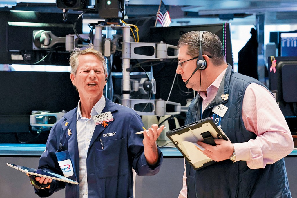 美股三大指數周五齊破歷史新高,其中道指收漲472點,突破47000水平。