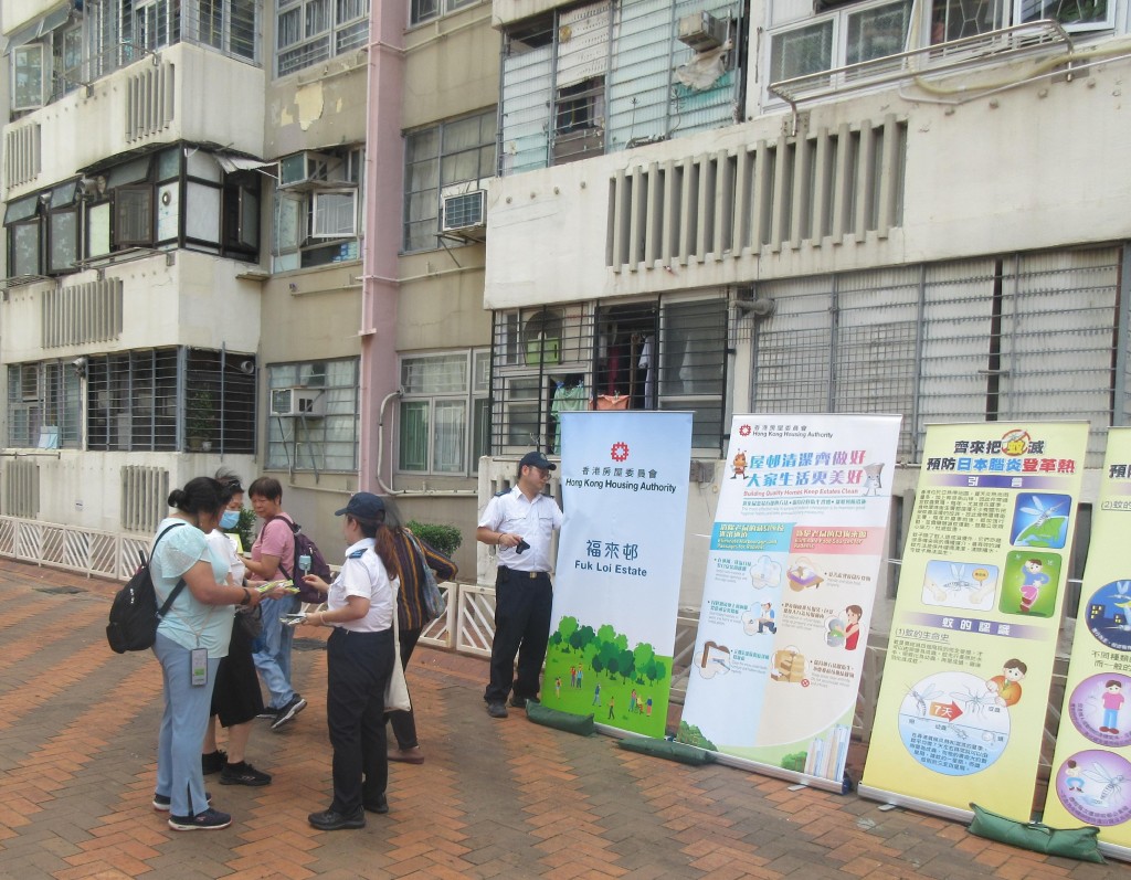 房屋署人員聯同其他政府部門人員派發宣傳單張,提醒居民採取措施防治蚊患。政府新聞處圖片 房屋署人員聯同其他政府部門人員派發宣傳單張,提醒居民採取措施防治蚊患。政府新聞處圖片