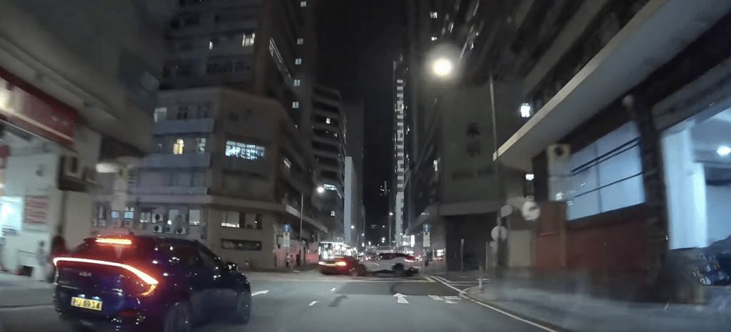 當電動車駛至長裕街交界十字路口時，突然遭一輛白色私家車攔腰撞上。fb「車cam L（香港群組）」