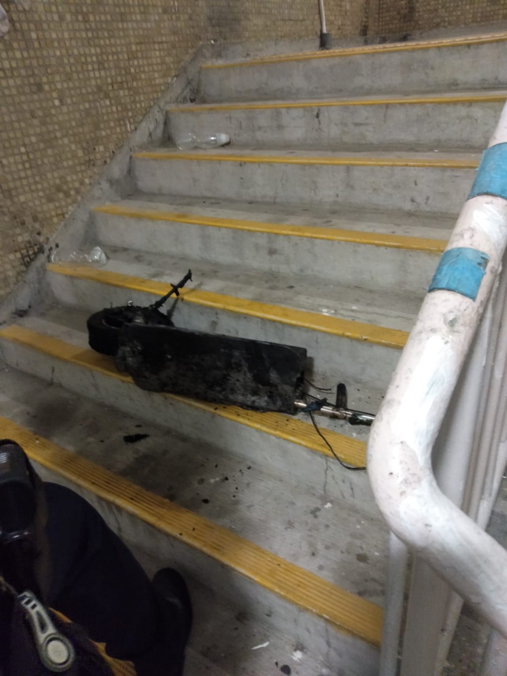 起火的電動車。讀者提供
