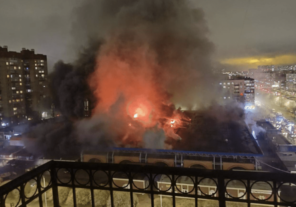 據目擊者形容，火勢在短時間內迅速擴大，整個市集猶如陷入一片火海。X@nexta_tv