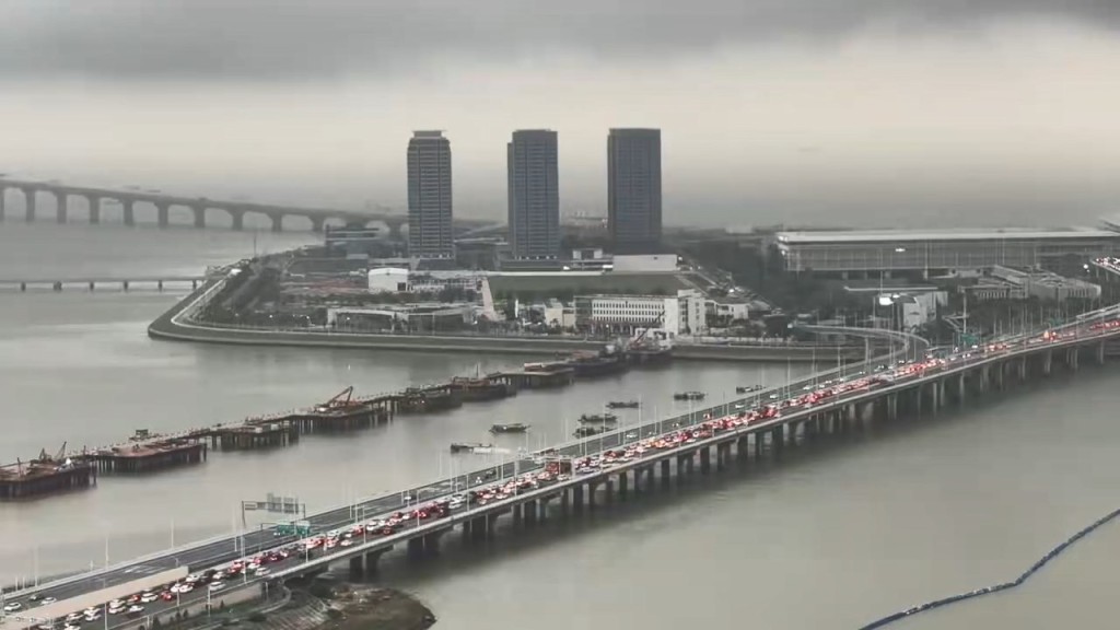 港珠澳大橋交通非常擠塞，出現長約數公里的車龍。網上片段截圖