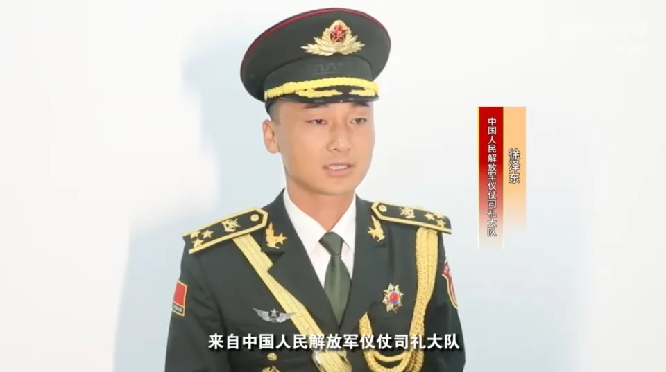 軍旗手徐澤東。 軍旗手徐澤東。