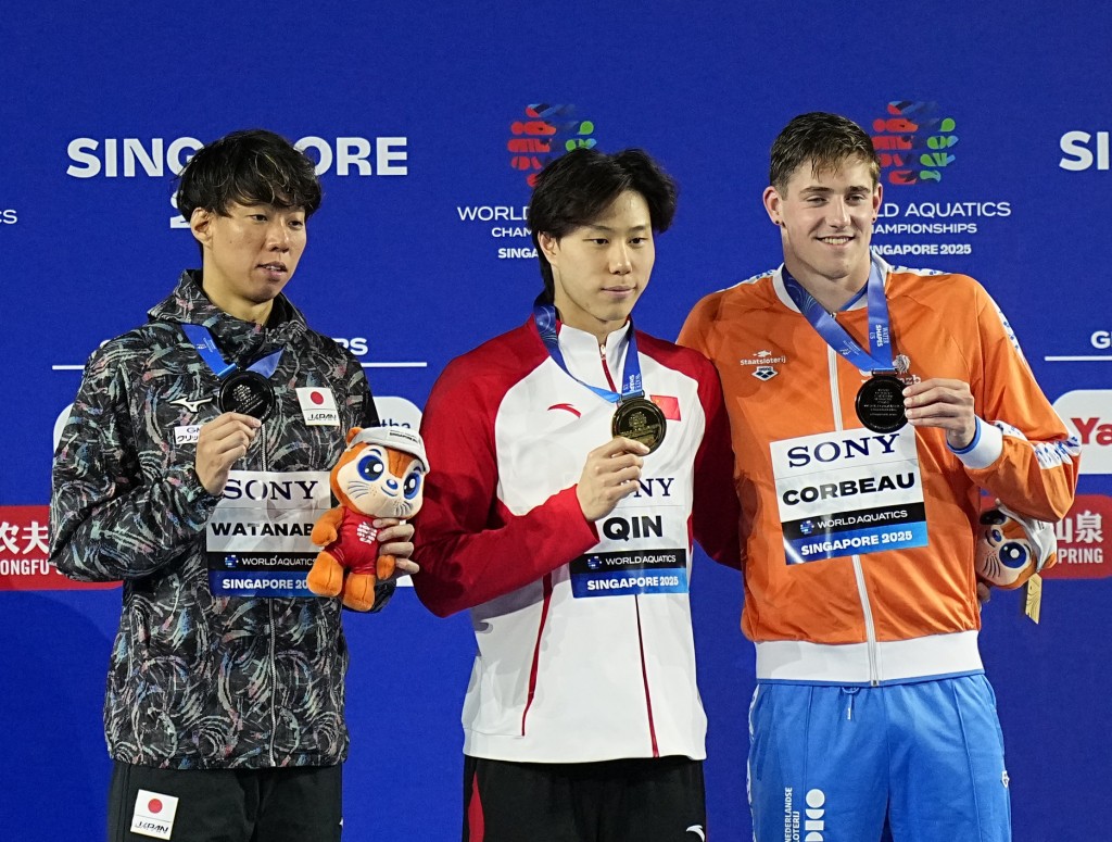 男子200米蛙泳3位得獎選手，渡邊一平、覃海洋、哥比奧(由左至右)。新華社