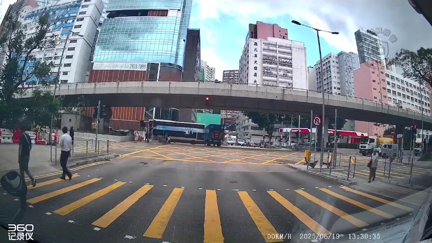 貨車駛至葵涌道與葵安道交界時違例右轉,遭駛至的九巴攔腰撞及。 貨車駛至葵涌道與葵安道交界時違例右轉,遭駛至的九巴攔腰撞及。