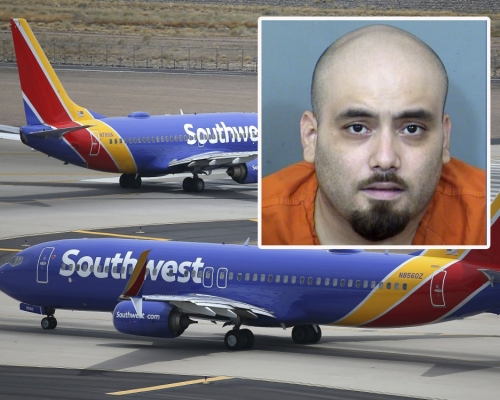 西南航空一架飞机降落跑道滑行中时一名男子擅开舱门「跳机」。