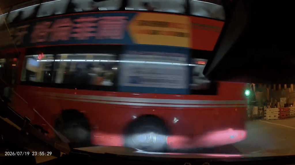 巴士上載有不少乘客。車cam L(香港群組)影片截圖 巴士上載有不少乘客。車cam L(香港群組)影片截圖