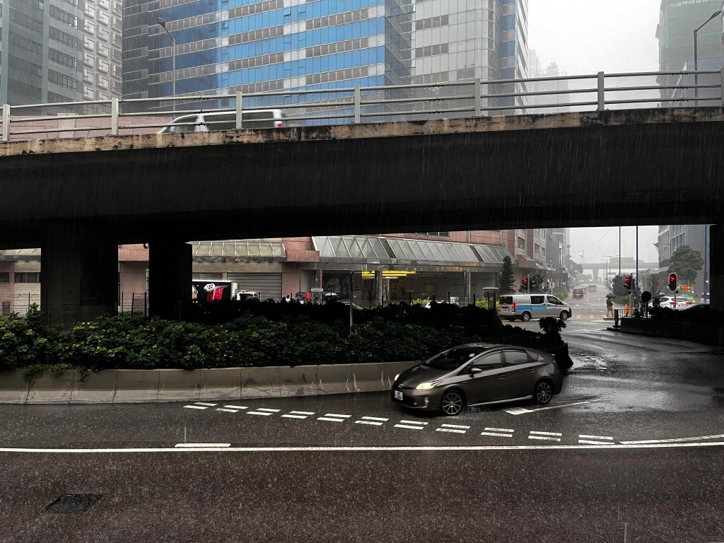 市區、大嶼山部分地區及長洲更錄得約100毫米雨量。李健威攝