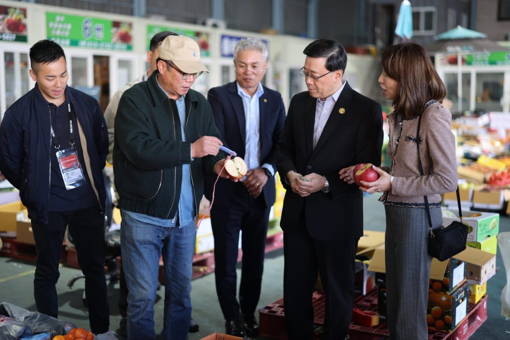 李家超今早與團隊成員前往慶州中央市場,感受當地市井煙火氣息。李家超fb圖片 李家超今早與團隊成員前往慶州中央市場,感受當地市井煙火氣息。李家超fb圖片
