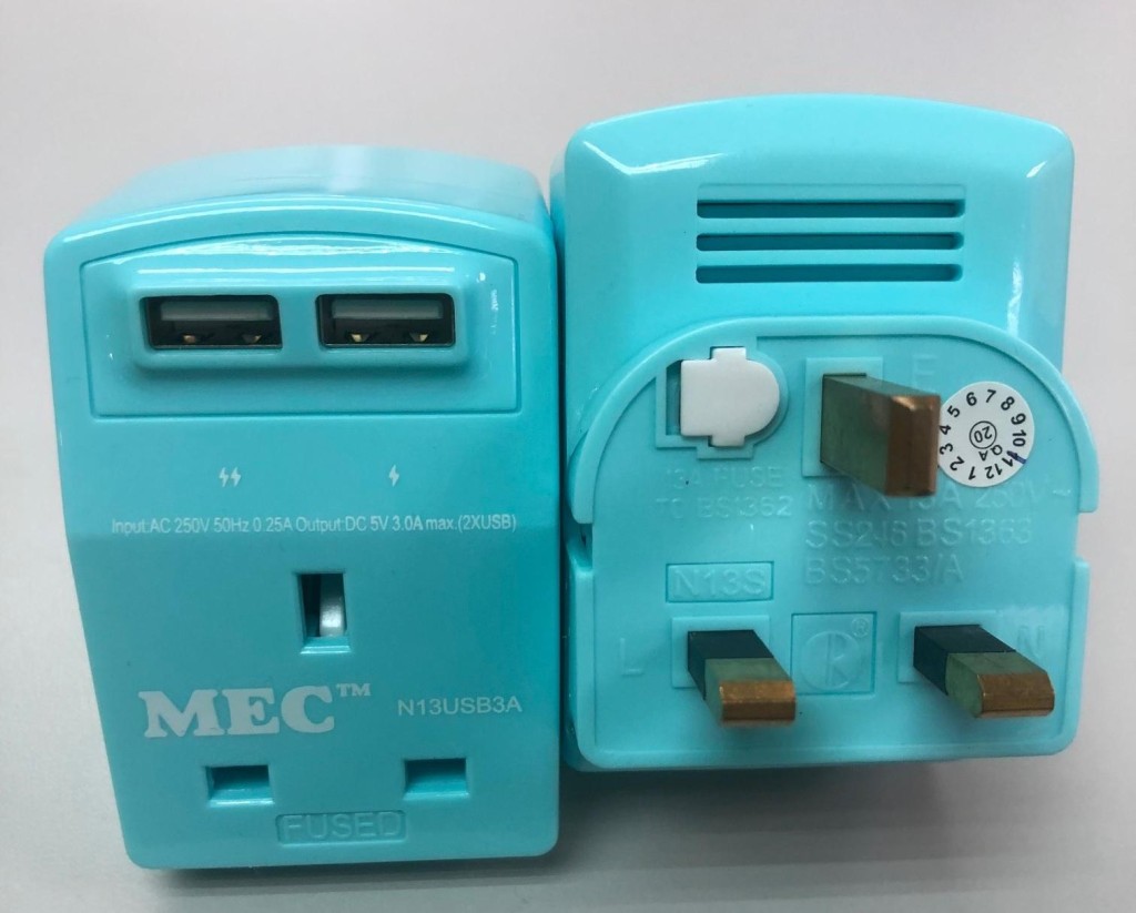 機電工程署呼籲市民停用「MEC」牌一款型號為N13USB3A的適配接頭。圖示該款藍色適配接頭及產品標示。政府圖片