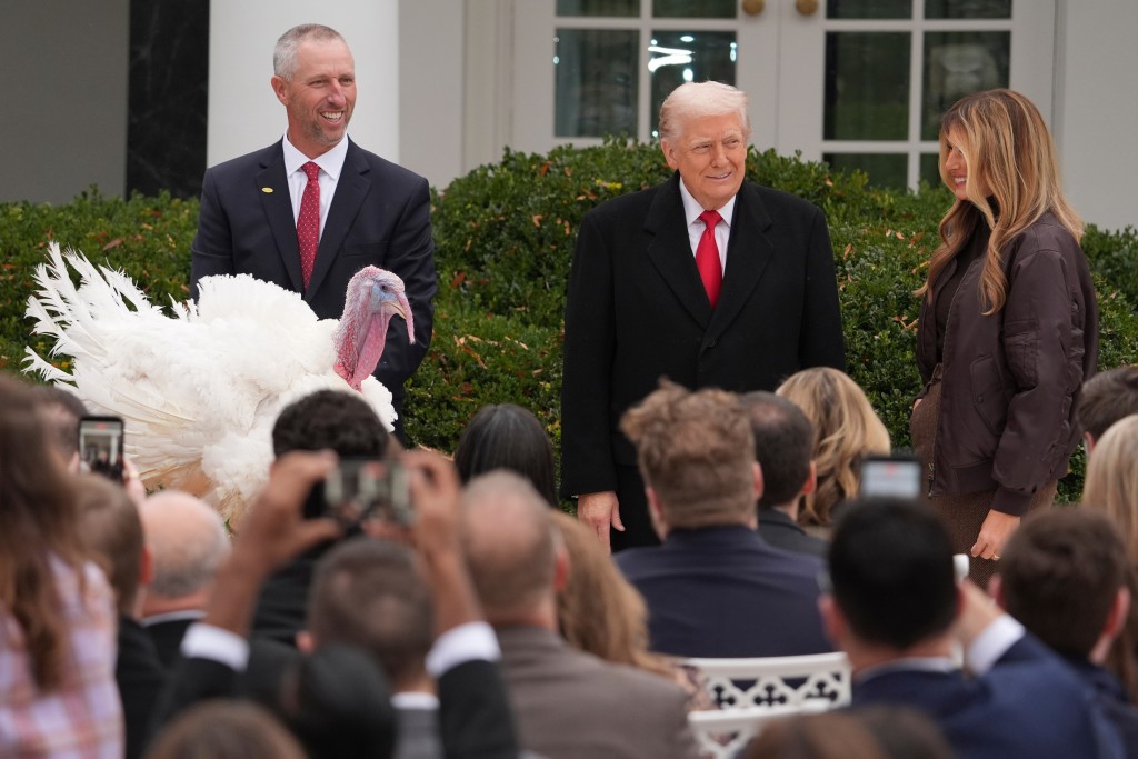 美國總統特朗普重返白宮後，首次主持感恩節前的傳統「特赦火雞」儀式。美聯社