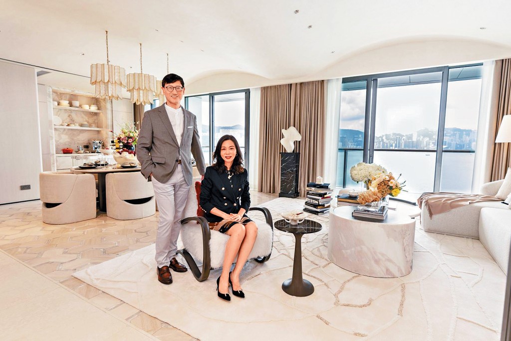 恒基韓家輝（左）表示，將按市場反應逐步招標推出天瀧相連大宅。右為李菲茹。