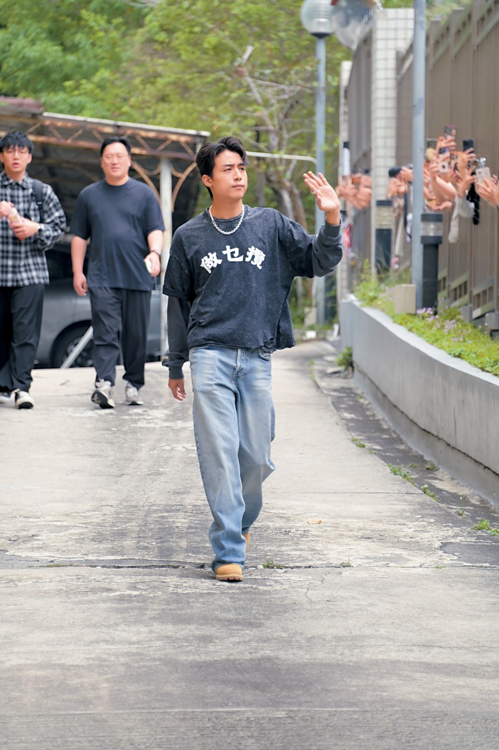 AK昨日到電台宣傳新歌，獲大批粉絲在場外支持。