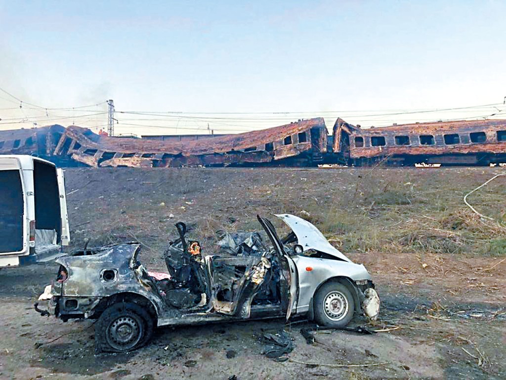 烏克蘭東部卓別林鎮一列火車,周三被俄軍火箭擊中,釀多人死傷。