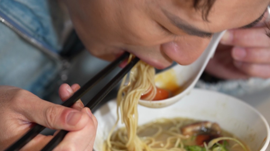 阮浩棕大歎美食。 阮浩棕大歎美食。