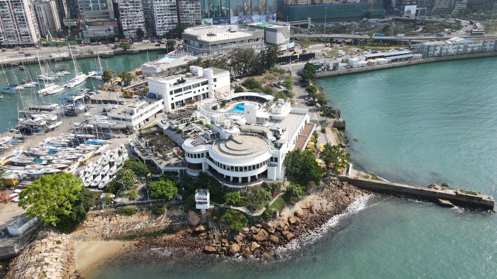 香港遊艇會坐落於維多利亞港，一直肩負推廣水上運動的責任。