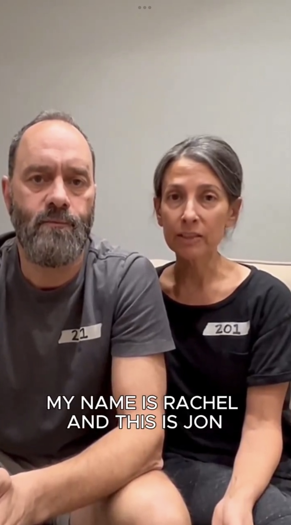 赫什（Hersh Goldberg-Polin）父母拍片回应，胸前数字201代表儿子被掳走的天数。