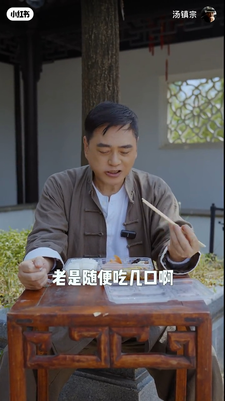他自爆昔日拍劇開工時總是諸多顧慮,放飯時「老是隨便吃幾口」。 他自爆昔日拍劇開工時總是諸多顧慮,放飯時「老是隨便吃幾口」。