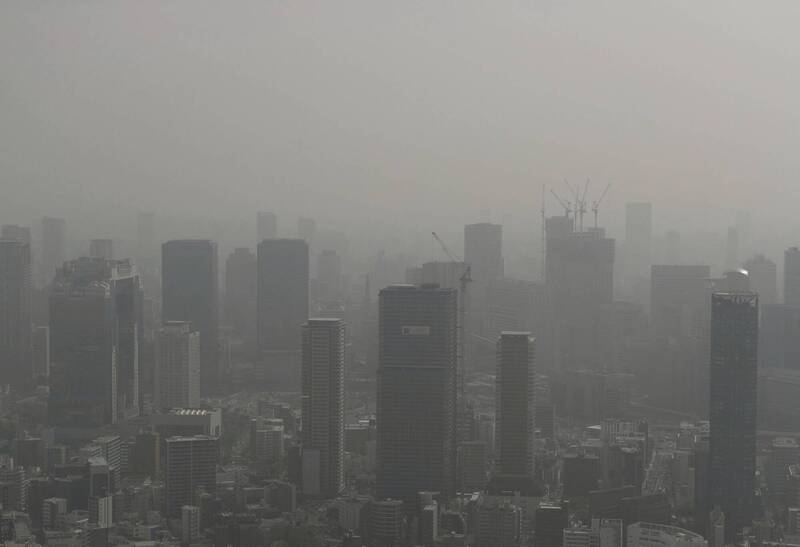 受到蒙古沙塵暴影響，南韓全國空氣污染爆表。圖為空氣污染示意圖。路透社