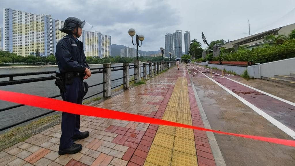 警隊人員正加強部署,並在一些高危地區勸喻市民遠離岸邊。香港警察FB圖片