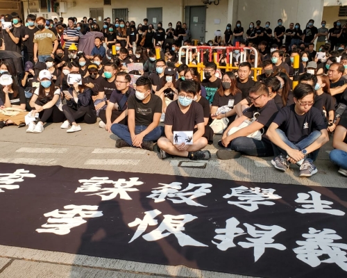 學生及校友在學校外靜坐。