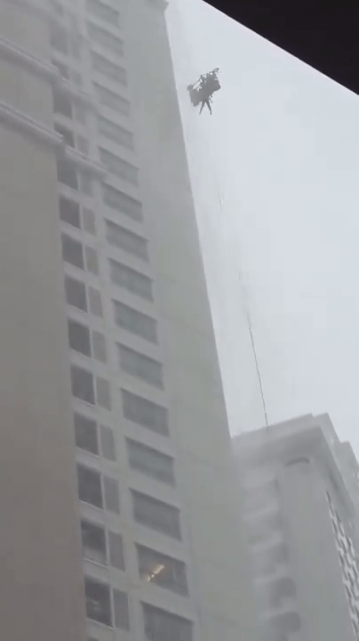 印尼抹窗工高空作業遇狂風,吊船變「鐘擺」猛撞外牆亡。X@pisklauren 印尼抹窗工高空作業遇狂風,吊船變「鐘擺」猛撞外牆亡。X@pisklauren