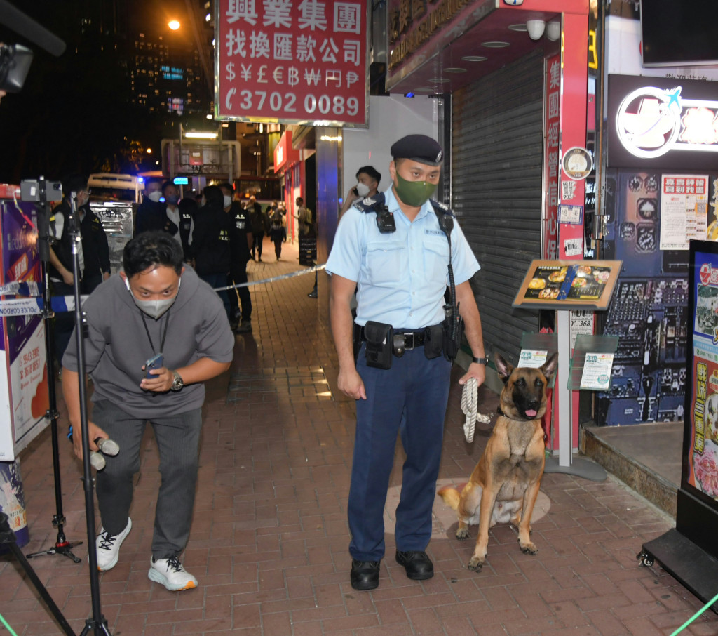 警方出動警犬協助行動。徐裕民攝