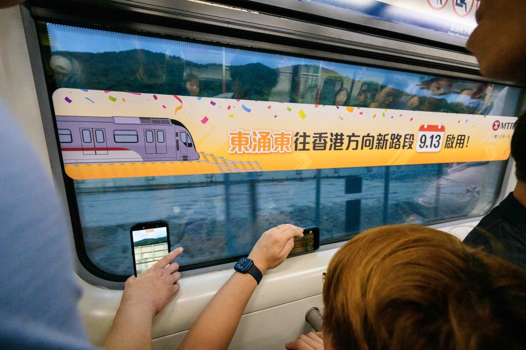 部分列車車廂亦貼上新路段啟用的貼紙。