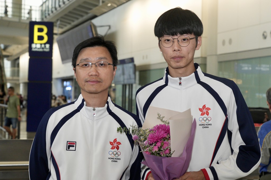 巴黎奥运港队成员周二返港，黄家荣教练及卢蔚丰完成任务。 欧乐年摄