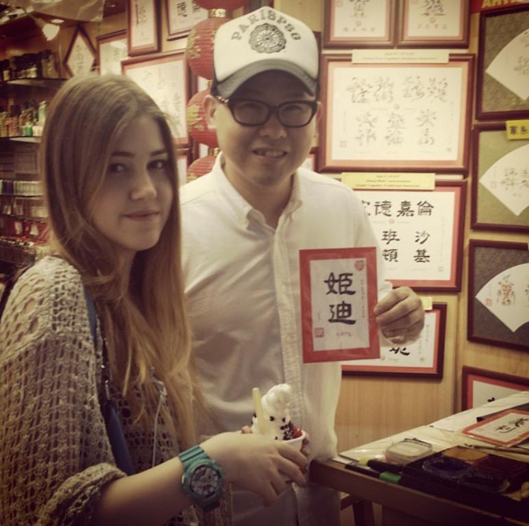 彩虹书法艺术家吴先生（右）与旅客合照。