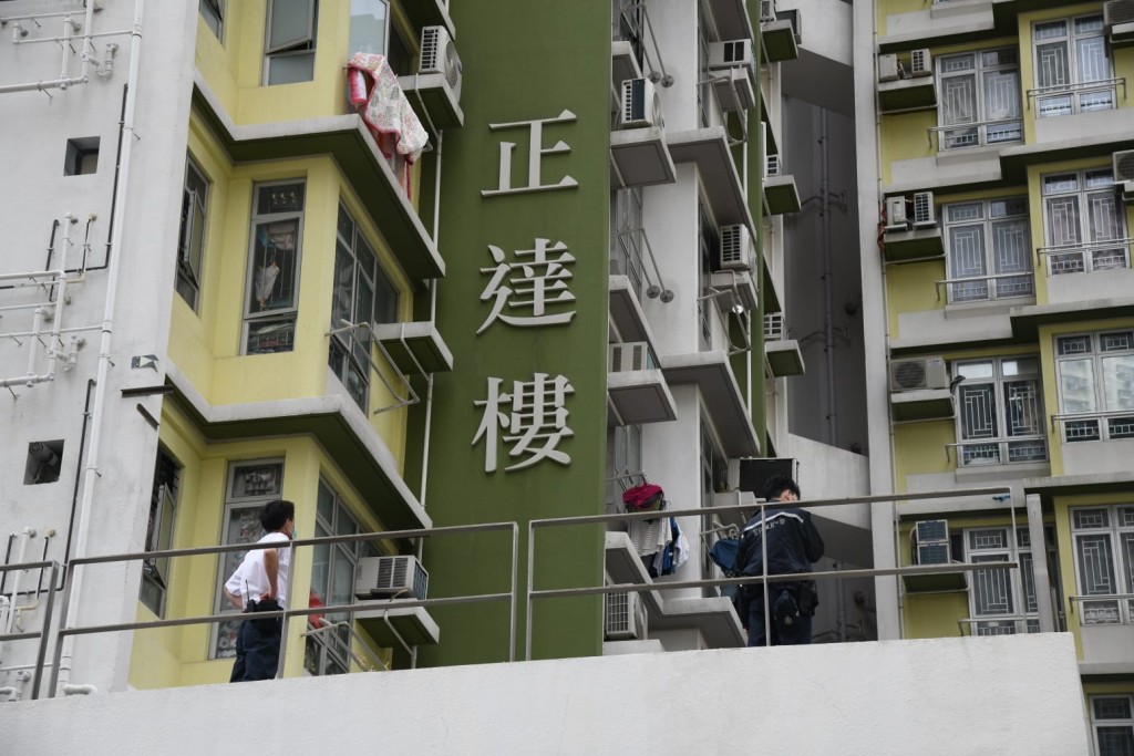 一名女子於秀茂坪安達邨墮樓亡。