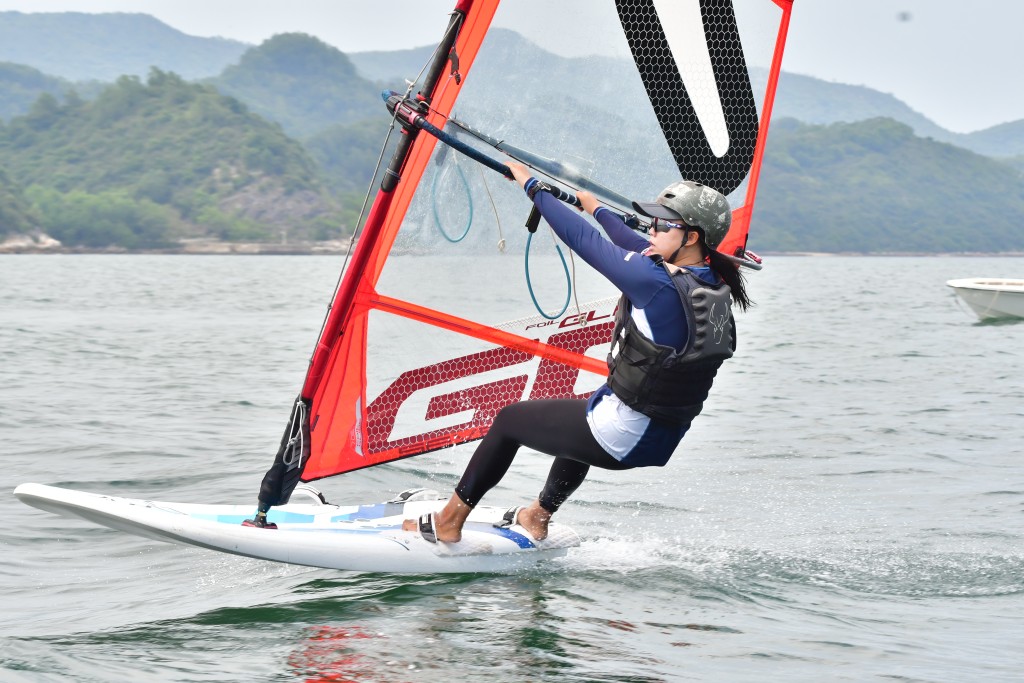 年僅16歲張子悅越級挑戰成人組比賽。香港滑浪風帆會提供